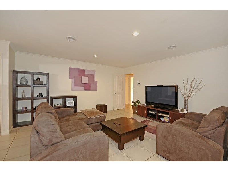 9 Betty Maloney Crescent, Banks ACT 2906