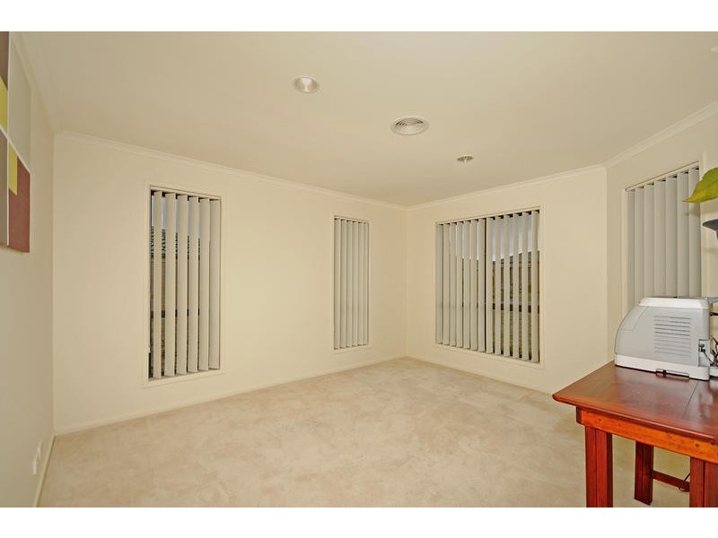 9 Betty Maloney Crescent, Banks ACT 2906