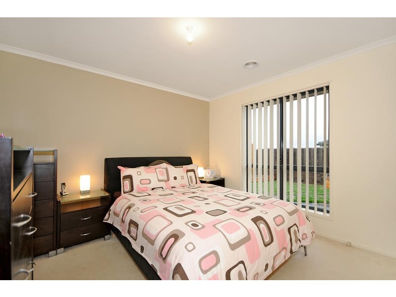 9 Betty Maloney Crescent, Banks ACT 2906