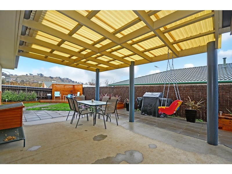 9 Betty Maloney Crescent, Banks ACT 2906