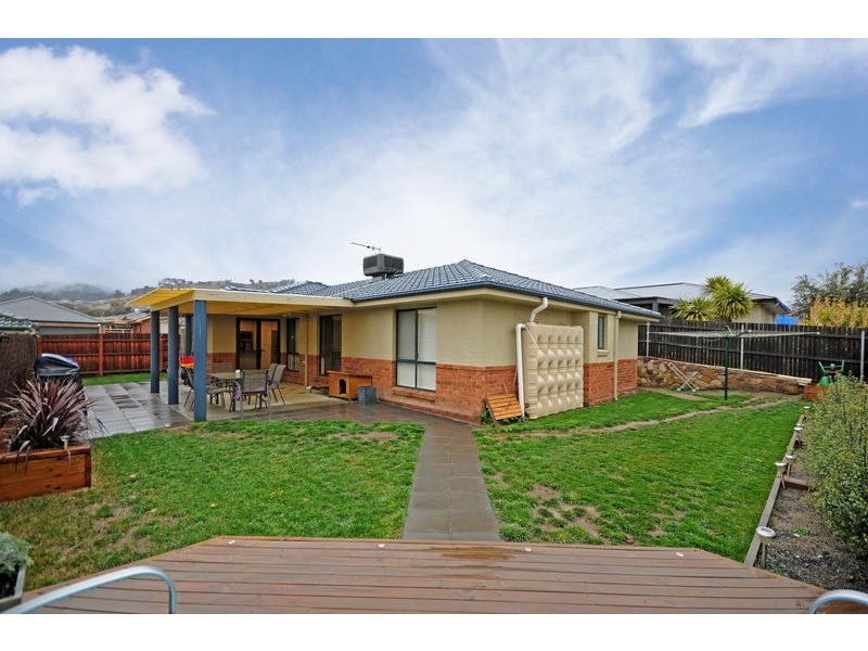 9 Betty Maloney Crescent, Banks ACT 2906