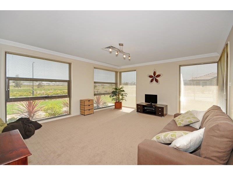 24 Helen Leonard Crescent, Forde ACT 2914