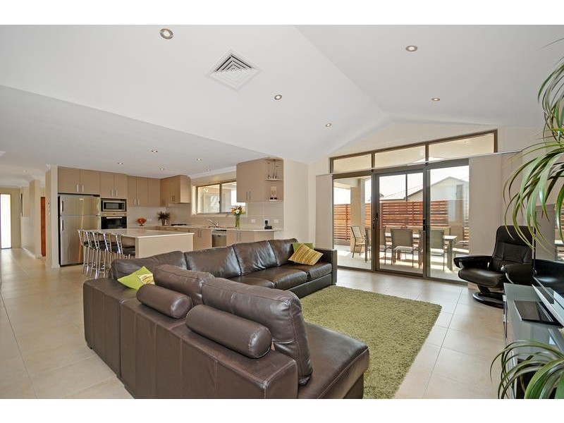 24 Helen Leonard Crescent, Forde ACT 2914