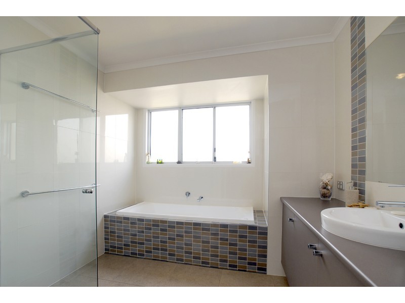 8 Calais Court, Kuluin QLD 4558