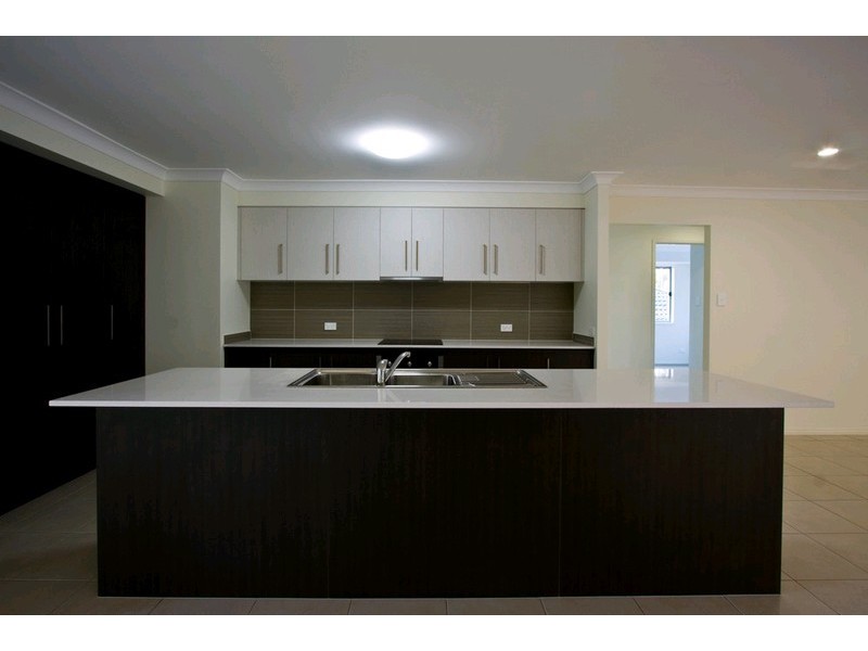 16 Carnarvon Crescent, Waterford QLD 4133