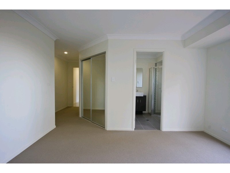 16 Carnarvon Crescent, Waterford QLD 4133