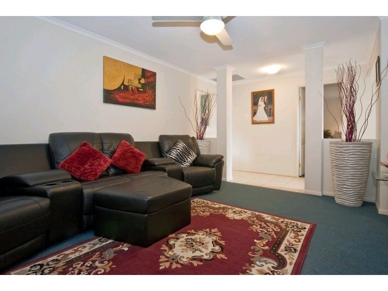 8 Links Avenue, Meadowbrook QLD 4131