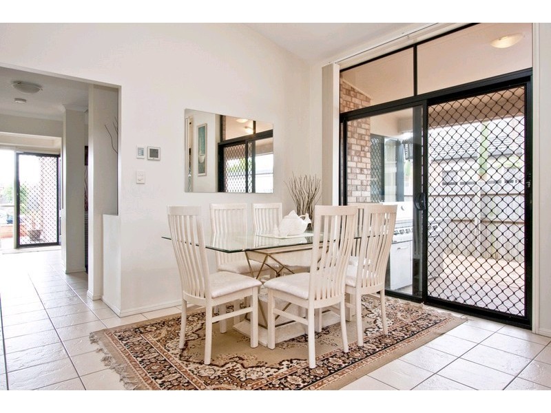 8 Links Avenue, Meadowbrook QLD 4131