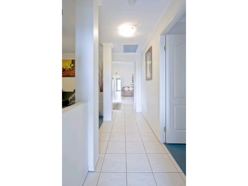 8 Links Avenue, Meadowbrook QLD 4131