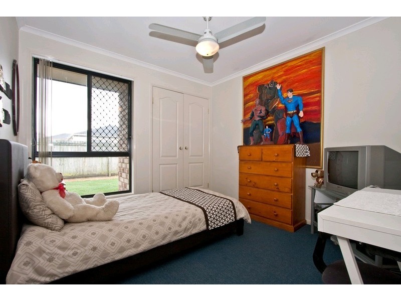 8 Links Avenue, Meadowbrook QLD 4131