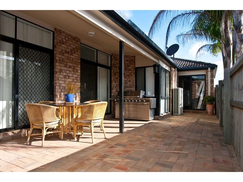 8 Links Avenue, Meadowbrook QLD 4131