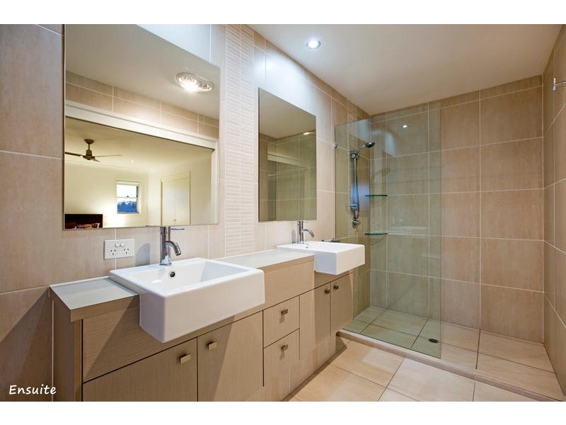 84 Stanley Road, Camp Hill QLD 4152