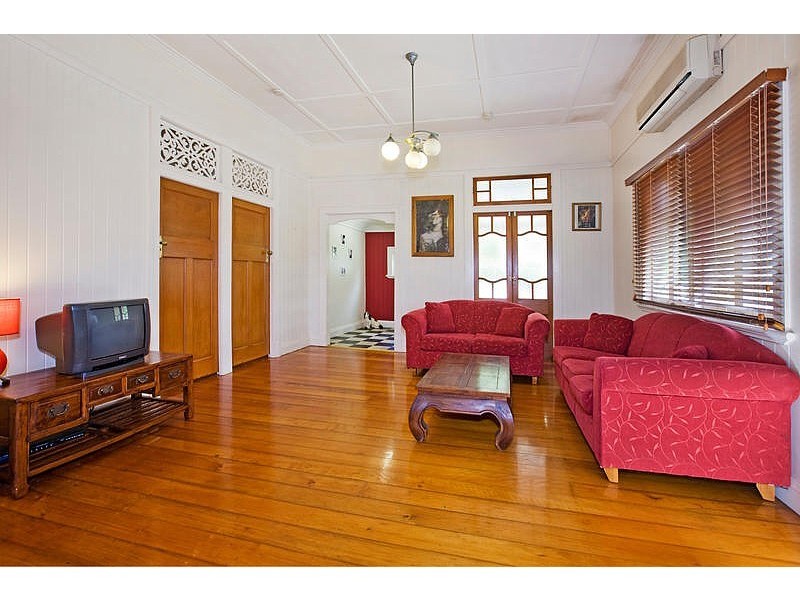 18 Abbotsleigh Street, Holland Park QLD 4121