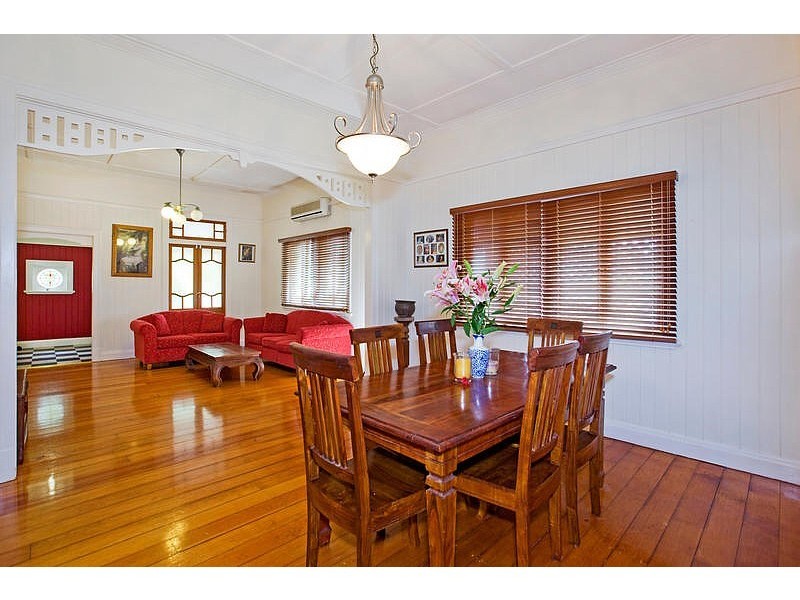 18 Abbotsleigh Street, Holland Park QLD 4121