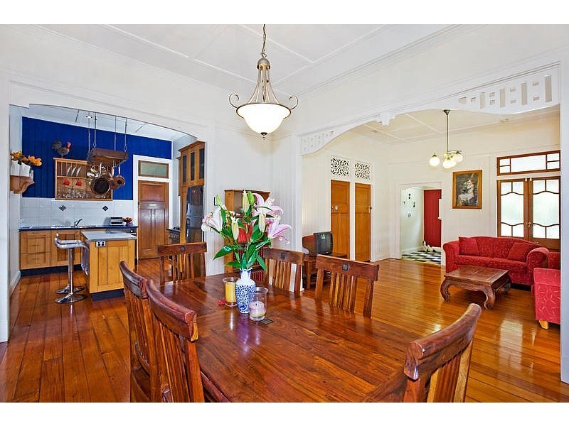 18 Abbotsleigh Street, Holland Park QLD 4121