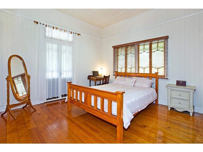 18 Abbotsleigh Street, Holland Park QLD 4121