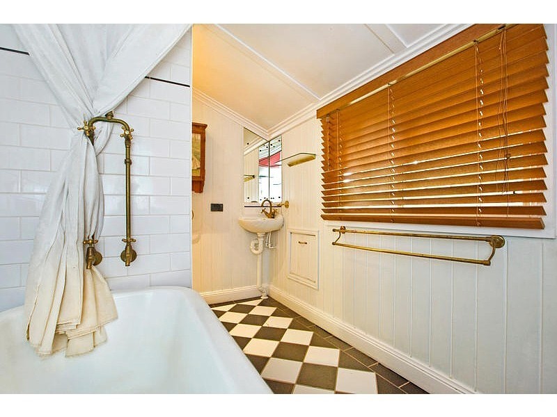 18 Abbotsleigh Street, Holland Park QLD 4121