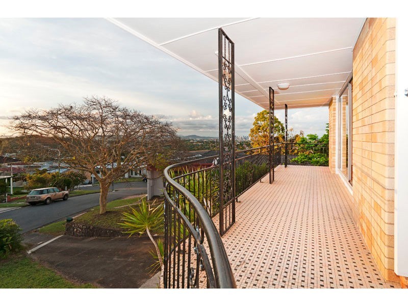 4 Cluden Street, Holland Park West QLD 4121