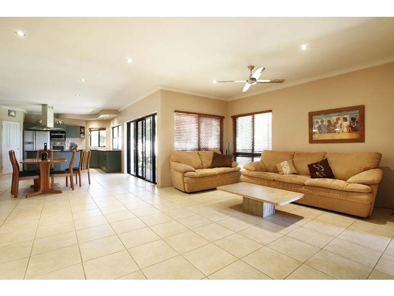 2 Finchley Close, Redlynch QLD 4870