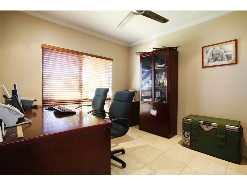 2 Finchley Close, Redlynch QLD 4870