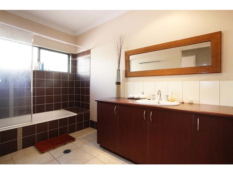 2 Finchley Close, Redlynch QLD 4870