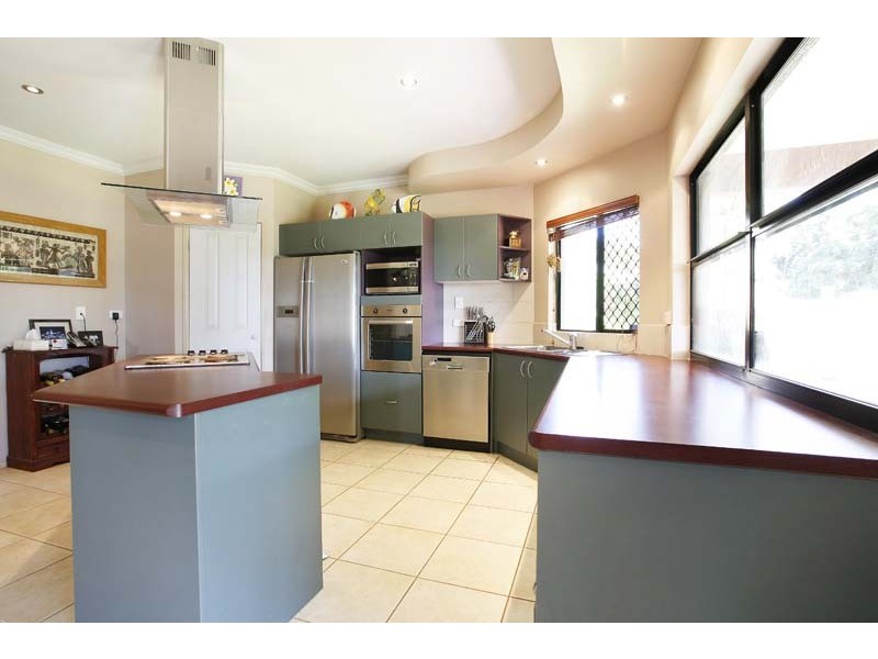 2 Finchley Close, Redlynch QLD 4870