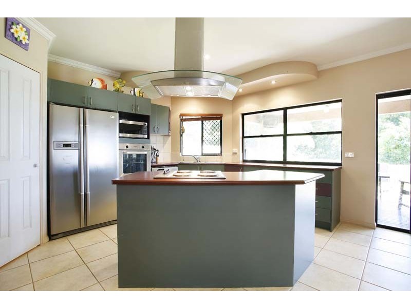 2 Finchley Close, Redlynch QLD 4870