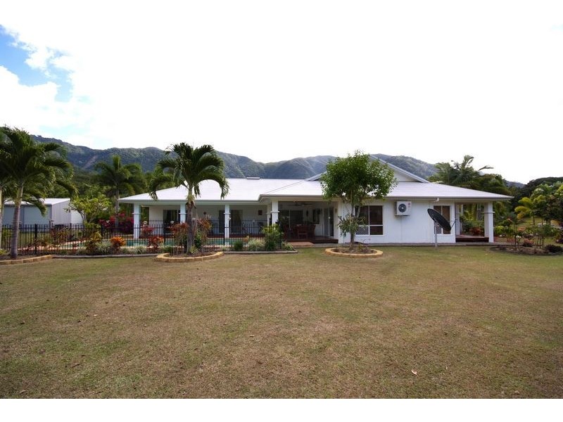 10 Crystal Close, Redlynch QLD 4870