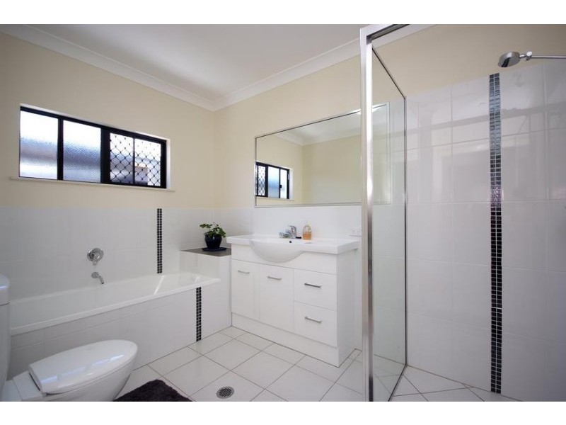 10 Norfolk Close, Holloways Beach QLD 4878