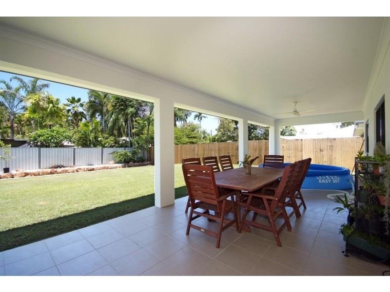 10 Norfolk Close, Holloways Beach QLD 4878