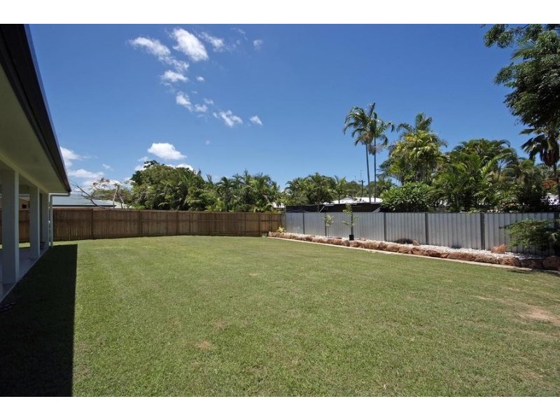 10 Norfolk Close, Holloways Beach QLD 4878