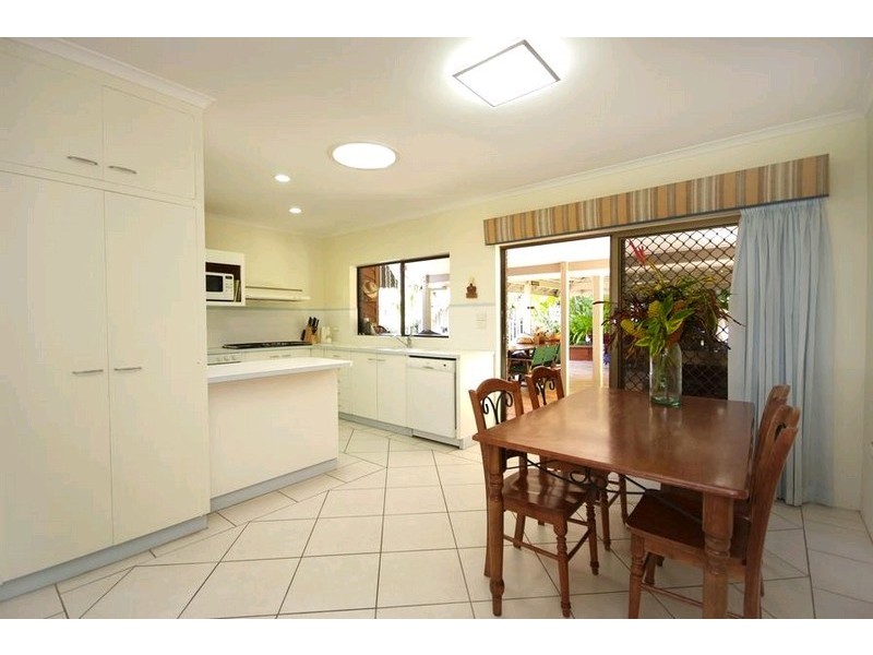 6 Forum Close, Mooroobool QLD 4870