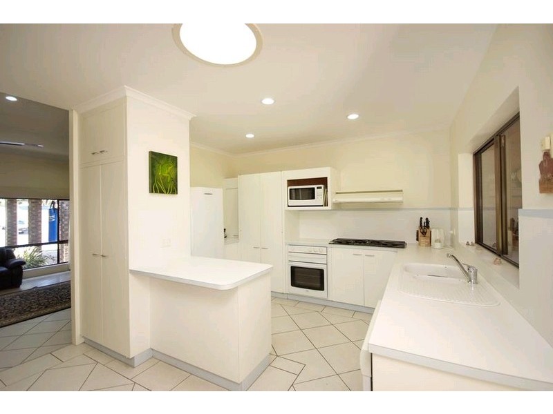 6 Forum Close, Mooroobool QLD 4870