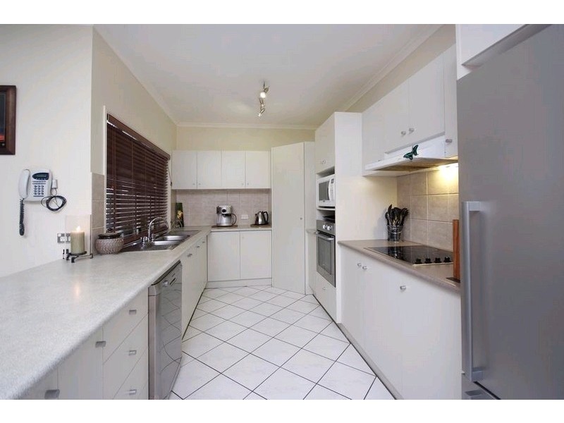 4 Raphis Close, Kamerunga QLD 4870