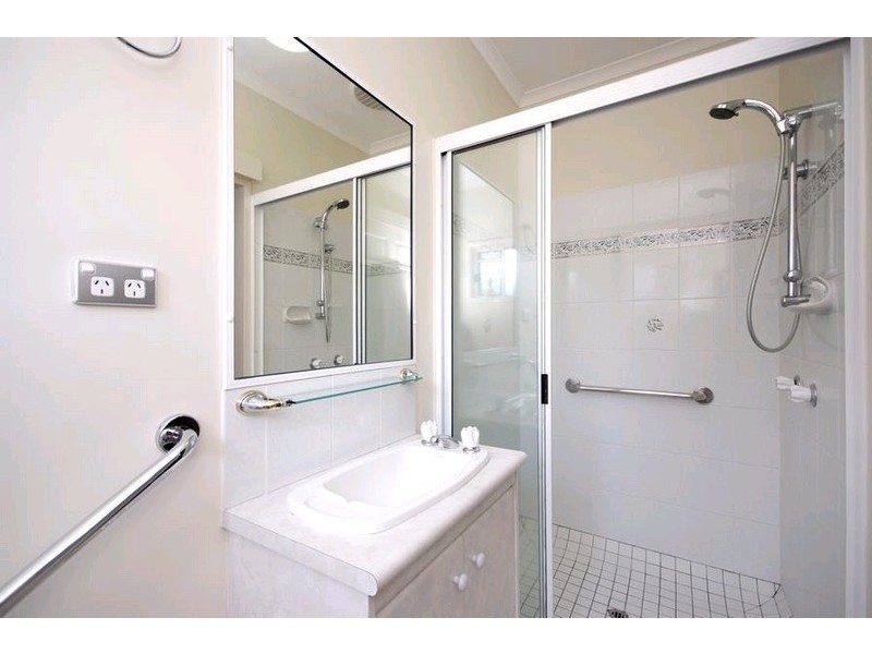 4 Raphis Close, Kamerunga QLD 4870