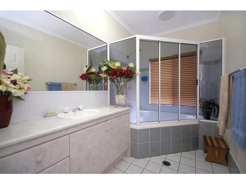 4 Raphis Close, Kamerunga QLD 4870