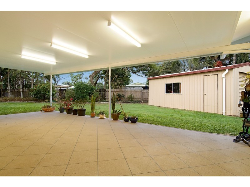 8 Saffron Close, Holloways Beach QLD 4878