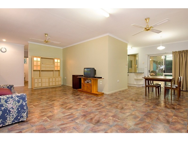 8 Saffron Close, Holloways Beach QLD 4878