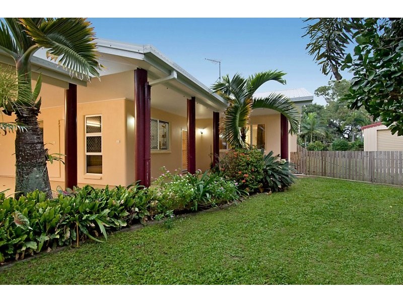 8 Saffron Close, Holloways Beach QLD 4878