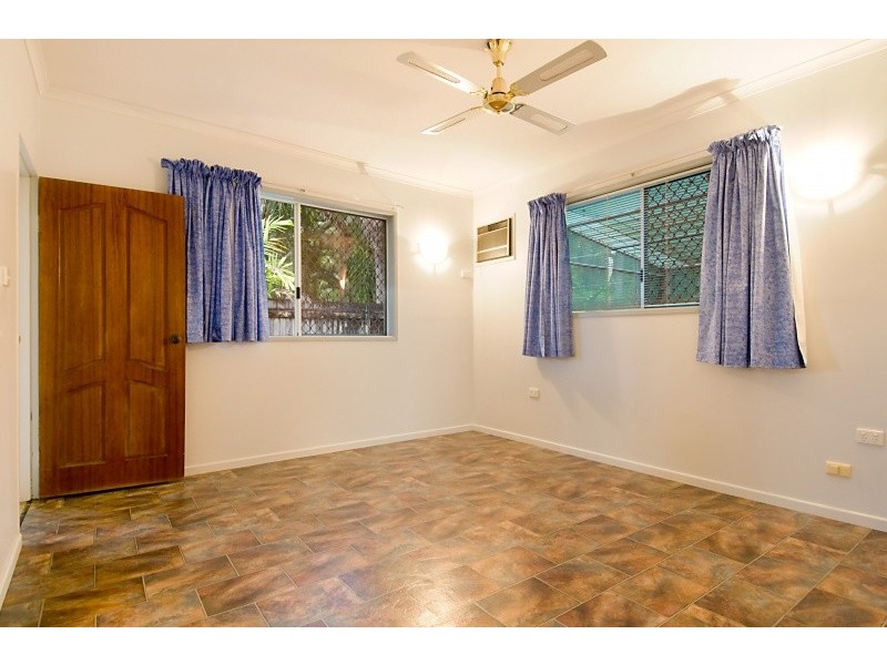 8 Saffron Close, Holloways Beach QLD 4878