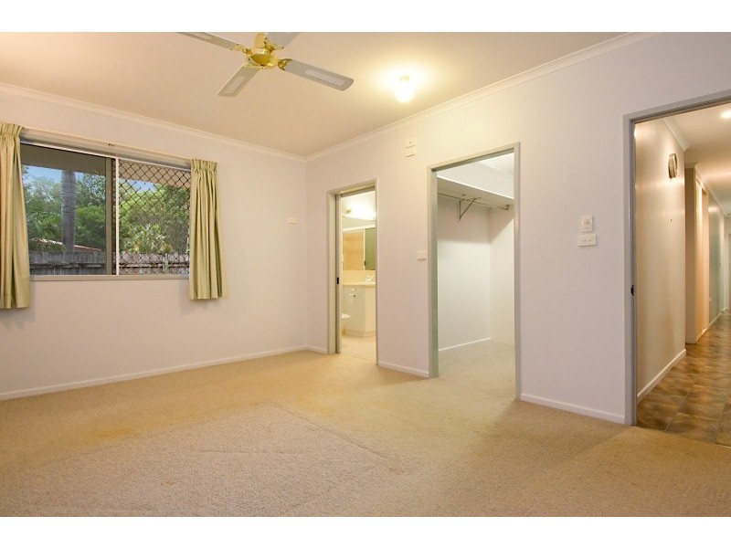 8 Saffron Close, Holloways Beach QLD 4878