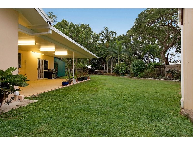 8 Saffron Close, Holloways Beach QLD 4878