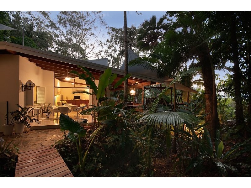 2 Justine Close, Trinity Beach QLD 4879