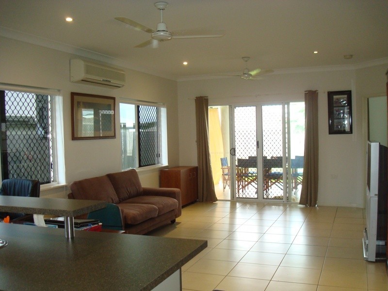 8 Aniston Street, White Rock QLD 4868