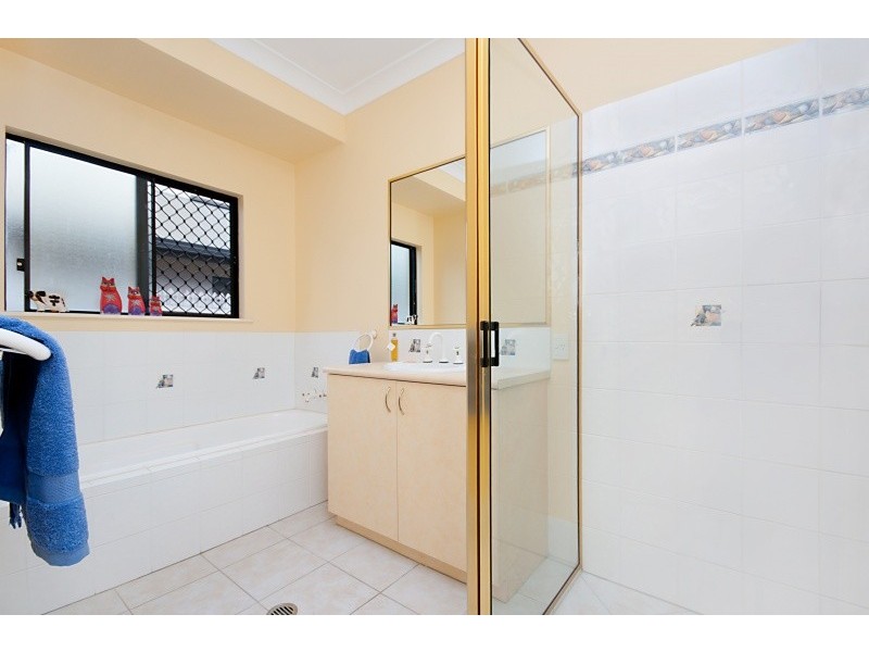 8 Chapel Close, Brinsmead QLD 4870