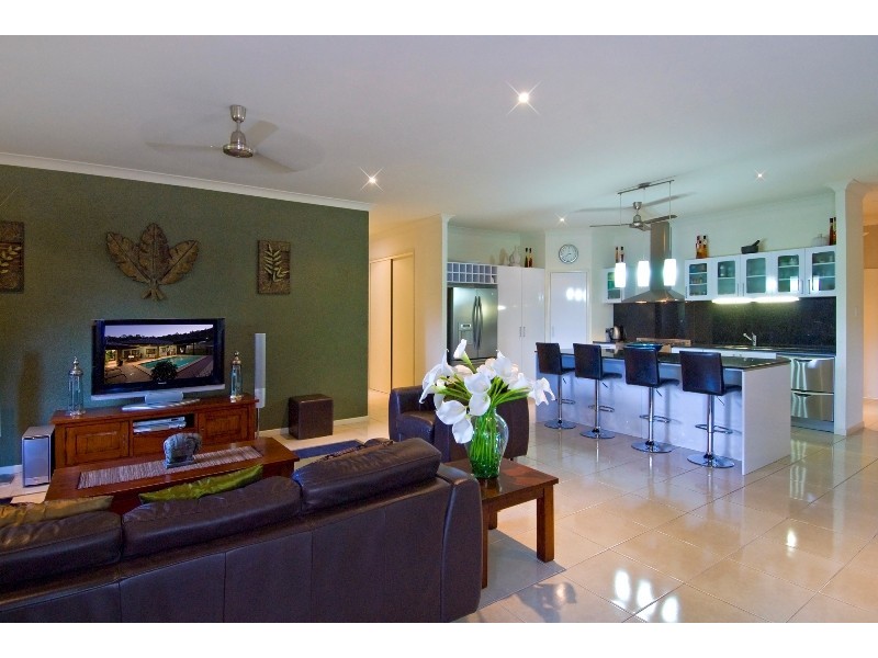 6 Bel-Air Drive, Whitfield QLD 4870