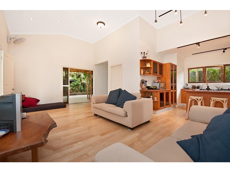 209 O’Shea Esplanade, Machans Beach QLD 4878