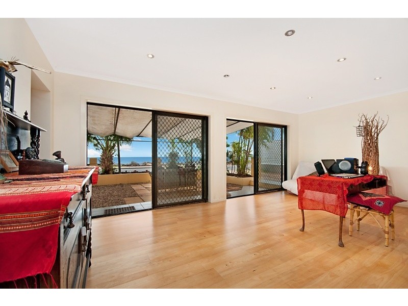 209 O’Shea Esplanade, Machans Beach QLD 4878