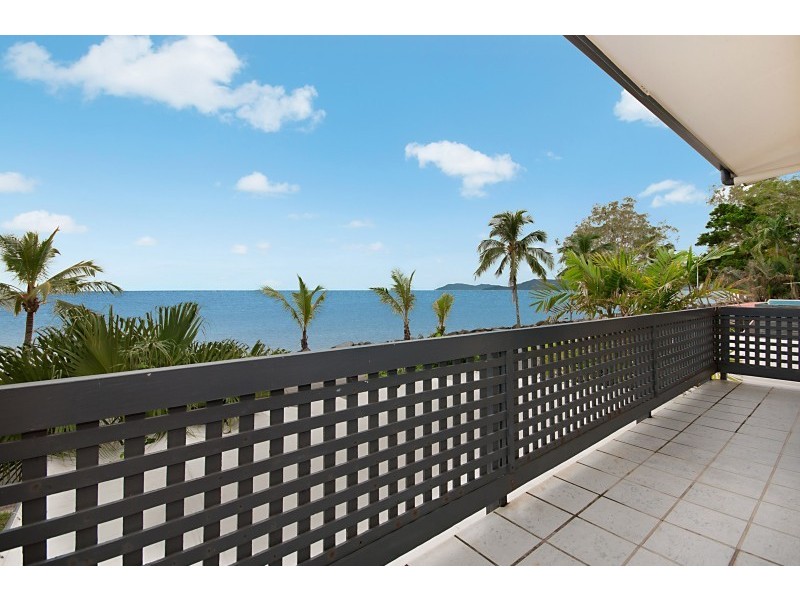 209 O’Shea Esplanade, Machans Beach QLD 4878