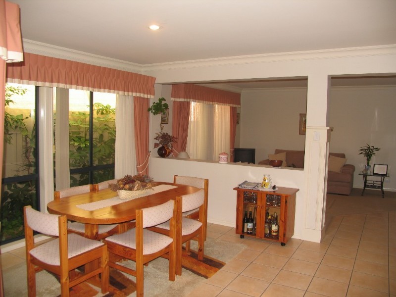 8 Peterson Street, Scarborough QLD 4020